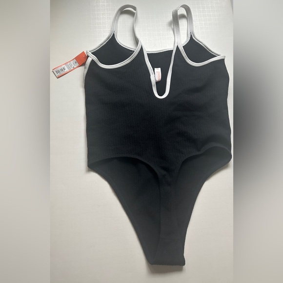 Colsie Women’s textured Bodysuit with contrast trim & Keyhole XL - New - Picture 2 of 4